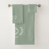 Modern Elegant Monogram Initiaal Sage Green White Bad Handdoek (Insitu)