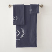 Modern Elegant Monogram Initiaal Trendy Blue White Bad Handdoek (Insitu)