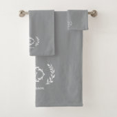 Modern Elegant Monogram Initiaal Trendy Gray White Bad Handdoek (Insitu)