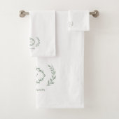 Modern Elegant Monogram Initiaal White Sage Green Bad Handdoek (Insitu)