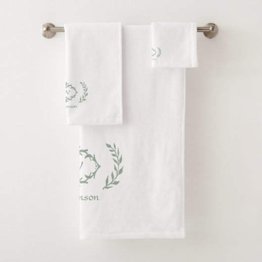 Modern Elegant Monogram Initiaal White Sage Green Bad Handdoek (Insitu)