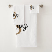 Modern Elegant Monogram Naam Zwart Goud Script Bad Handdoek (Insitu)