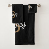 Modern Elegant Monogram Naam Zwart Goud Script Bad Handdoek (Insitu)