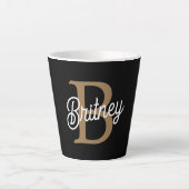 Modern Elegant Monogram Naam Zwart Goud Script Latte Mok (Voorkant)