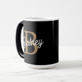 Modern Elegant Monogram Naam Zwart Goud Script Magische Mok (Voorkant links)