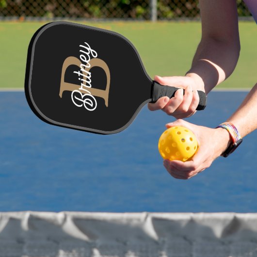 Modern Elegant Monogram Naam Zwart Goud Script Pickleball Paddle (Insitu)