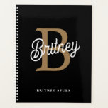 Modern Elegant Monogram Naam Zwart Goud Script Planner<br><div class="desc">Het **Modern Elegant Monogram Name Black Gold Script Notitieboek** is een verfijnd en gepersonaliseerd accessoire dat is ontworpen voor het maken van notities, het bijhouden van een dagboek of het plannen ervan. Dit notitieboek is voorzien van een strakke zwarte hoes met een elegant gouden script dat kan worden aangepast met...</div>