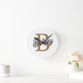 Modern Elegant Monogram Naam Zwart Goud Script Ronde Klok (Huis)