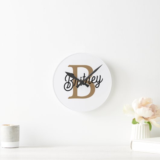 Modern Elegant Monogram Naam Zwart Goud Script Ronde Klok (Huis)