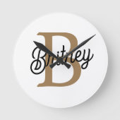 Modern Elegant Monogram Naam Zwart Goud Script Ronde Klok (Voorkant)