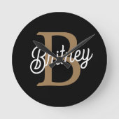 Modern Elegant Monogram Naam Zwart Goud Script Ronde Klok (Voorkant)