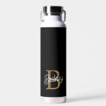 Modern Elegant Monogram Naam Zwart Goud Script Waterfles<br><div class="desc">De Modern Elegant Monogram Name Black Gold Script Water Bottle heeft een chique zwart ontwerp aangevuld met luxe gouden script. Personalisatie met een monogram en naam voegt een uniek tintje toe, waardoor het zowel stijlvol als functioneel is. Gemaakt van hoogwaardige materialen, houdt het dranken op de gewenste temperatuur terwijl het...</div>