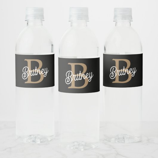 Modern Elegant Monogram Naam Zwart Goud Script Waterfles Etiket (Flessen)