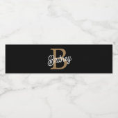Modern Elegant Monogram Naam Zwart Goud Script Waterfles Etiket (Enkel label)