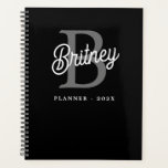 Modern Elegant Monogram Naam Zwart Grijs Script Planner<br><div class="desc">De Modern Elegant Monogram Name Black Grey Script Planner is een verfijnde en stijlvolle manier om uw planning en taken te organiseren. Met een strak zwart en grijs ontwerp met een gepersonaliseerd monogram en naam in een elegant lettertype, voegt deze planner een vleugje verfijning toe aan uw dagelijkse planning. Het...</div>