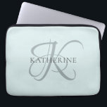 Modern Elegant Monogram Script Aqua Blue Laptop Sleeve<br><div class="desc">Het elegante ontwerp kenmerkt uw initiaal in een prachtig kalligrafiescript met bloemen die rond uw familienaam wikkelen. Maakt een geweldig cadeau voor oma,  een verjaardag,  voor Moederdag,  of een andere familie vakantie.</div>