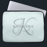 Modern Elegant Monogram Script Aqua Blue Laptop Sleeve<br><div class="desc">Het elegante ontwerp kenmerkt uw initiaal in een prachtig kalligrafiescript met bloemen die rond uw familienaam wikkelen. Maakt een geweldig cadeau voor oma,  een verjaardag,  voor Moederdag,  of een andere familie vakantie.</div>
