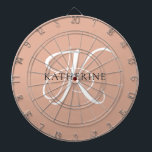 Modern Elegant Monogram Script Blush Roze Dartbord<br><div class="desc">Het elegante ontwerp kenmerkt uw initiaal in een prachtig kalligrafiescript met bloemen die rond uw familienaam wikkelen. Maakt een geweldig cadeau voor oma,  een verjaardag,  voor Moederdag,  of een andere familie vakantie.</div>