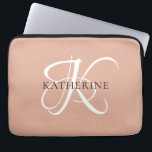 Modern Elegant Monogram Script Blush Roze Laptop Sleeve<br><div class="desc">Het elegante ontwerp kenmerkt uw initiaal in een prachtig kalligrafiescript met bloemen die rond uw familienaam wikkelen. Maakt een geweldig cadeau voor oma,  een verjaardag,  voor Moederdag,  of een andere familie vakantie.</div>