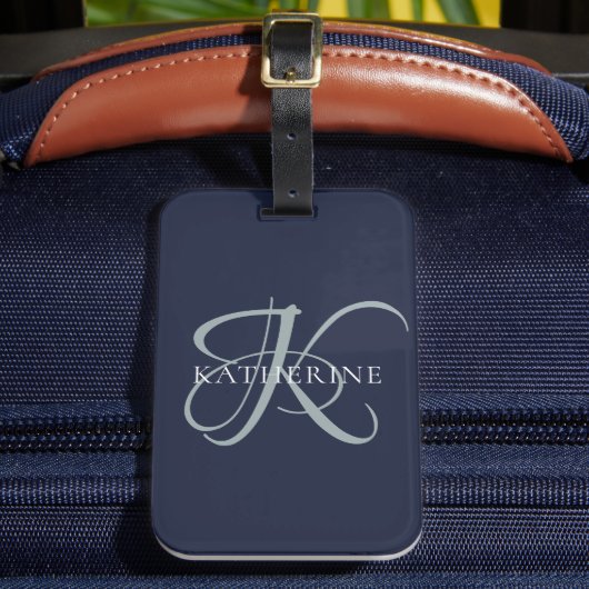 Modern Elegant Monogram Script Navy Blauw Bagagelabel (Voorkant Insitu 2)