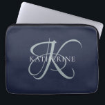 Modern Elegant Monogram Script Navy Blauw Laptop Sleeve<br><div class="desc">Het elegante ontwerp kenmerkt uw initiaal in een prachtig kalligrafiescript met bloemen die rond uw familienaam wikkelen. Maakt een geweldig cadeau voor oma,  een verjaardag,  voor Moederdag,  of een andere familie vakantie.</div>
