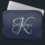 Modern Elegant Monogram Script Navy Blauw Laptop Sleeve<br><div class="desc">Het elegante ontwerp kenmerkt uw initiaal in een prachtig kalligrafiescript met bloemen die rond uw familienaam wikkelen. Maakt een geweldig cadeau voor oma,  een verjaardag,  voor Moederdag,  of een andere familie vakantie.</div>