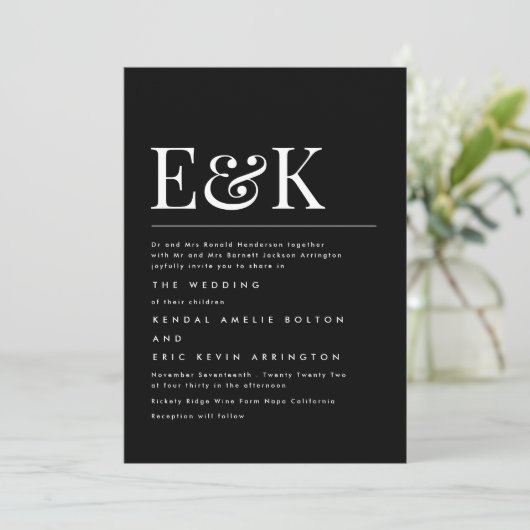 Modern Elegant Monogram Zwart Wit Bruiloft Kaart (Staand voorkant)