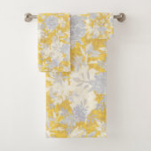 Modern Elegant Mustard Yellow Marigold Flowers Bad Handdoek (Insitu)