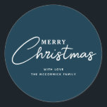 Modern Elegant Navy Blue Merry Christmas Naam Ronde Sticker<br><div class="desc">Voeg een humeurig tintje toe aan uw vakantieverpakking en meer met deze Modern Elegant Navy Blue Merry Christmas Name Classic ronde Stickers. Elk is ontworpen met de tekst "Merry Christmas" in witte letters op donkerblauw. Het lettertype is handschrift belettering gemengd met eenvoudige gemakkelijk te lezen letters. Gepersonaliseerd met familietekennaam of...</div>