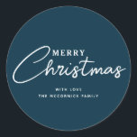 Modern Elegant Navy Blue Merry Christmas Naam Ronde Sticker<br><div class="desc">Voeg een humeurig tintje toe aan uw vakantieverpakking en meer met deze Modern Elegant Navy Blue Merry Christmas Name Classic ronde Stickers. Elk is ontworpen met de tekst "Merry Christmas" in witte letters op donkerblauw. Het lettertype is handschrift belettering gemengd met eenvoudige gemakkelijk te lezen letters. Gepersonaliseerd met familietekennaam of...</div>