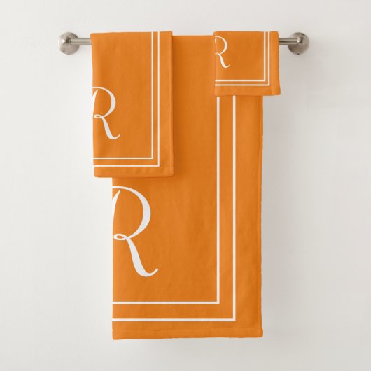 Modern Elegant Oranje & White Monogram Bad Handdoek (Insitu)