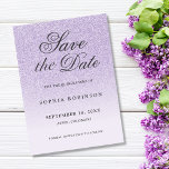 Modern Elegant paars Save the Date Quinceanera<br><div class="desc">Moderne en elegante paarse lavender violet ombre glitter script sla het datakaartquinceanera op met zwarte moderne kalligrafie. Stijlvol en uniek aangepast ontwerp.</div>