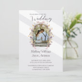 Modern Elegant Paarse Bloemen Foto Boog Bruiloft Kaart (Staand voorkant)