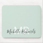 Modern elegant pastel green monogram script muismat<br><div class="desc">Modern elegant pastel groen monogram script muispad. Eenvoudig,  schoon,  gepersonaliseerd muispad met uw initialen en naam. De doopvont en de tekstkleuren zijn volledig klantgericht.</div>
