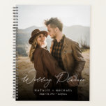 Modern Elegant Personalized Photo Wedding Planner<br><div class="desc">Plan je grote dag met deze moderne en elegante gepersonaliseerde fototrouwplanner! Met een schone en eenvoudige serif lettertype met een handgeschreven script accent, is deze planner perfect voor het bijhouden van al uw trouwplanninggegevens. Pas het met uw eigen foto aan en pas de tekst aan om het echt uniek aan...</div>