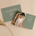 Modern Elegant Photo Calendar Sage Green Wedding Save The Date<br><div class="desc">Moderne Elegant Foto Calendar Groene Wedding Save the Date. Eenvoudig personaliseren door elke info te vervangen. Upload een portret/verticale foto. Beweeg de cirkel door de verbinding te klikken verder aanpast. Controleer de voorvertoning voordat u aan de wagen toevoegt. (Monsterfoto van Jonathan Borba van Pexels)</div>