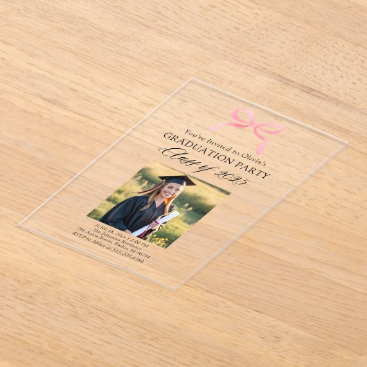 Modern Elegant Pink Bow Afstuderen Acryl Uitnodigingen (Laagn)