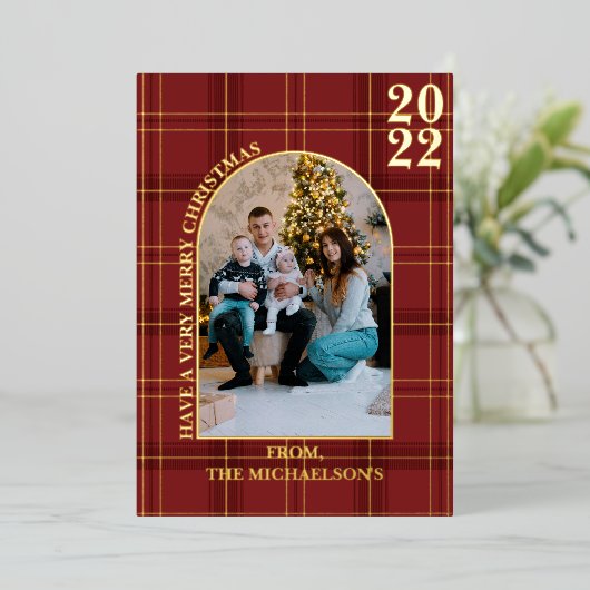 Modern Elegant Red Gold Tartan Past Kerstmis Folie Feestdagenkaart (Staand Voorkant)