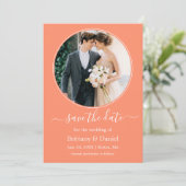 Modern Elegant Round Photo Lijst Coral Save The Date (Staand voorkant)
