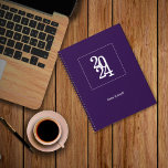 Modern Elegant Royal Paarse 2024 Eenvoudig Planner<br><div class="desc">Simple Elegant Royal Paarse Minimalist Planner is ideaal voor dagelijks gebruik, kantoormedewerkers, evenementenplanners of voor professioneel en persoonlijk gebruik. Het ontwerp is slank, minimaal, eenvoudig, elegant en modern, en een perfecte corporate look. Wordt geleverd met een aanpasbaar jaar en naam, een perfecte manier om het te personaliseren. Deze planner kan...</div>