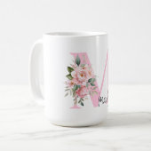 Modern Elegant Roze Bloemen Initiaal Naam Monogram Koffiemok (Voorkant links)