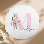 Modern Elegant Roze Bloemen Initiaal Naam Monogram Rond Kussen<br><div class="desc">Creëer uw eigen gepersonaliseerde kussen met een aangepaste letter initiaal monogram met sierlijke waterverf bloemenboeket en moderne typografie ontwerp.</div>