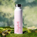 Modern Elegant Roze Script Custom Name Monogrammed Waterfles<br><div class="desc">Creëer uw eigen aangepaste, gepersonaliseerde, moderne, koele, stijlvolle, chique, trendy, baby roze en witte strepen schaduwrijk gestreepte patroonontwerp, meisjesachtige, elegante meisjesroze typografie script, morsbestendig, roestvrijstalen, condensatiebestendige buitenkant, monogram matzwart duurzaam dubbelwandig Thor Copper Vacuum geïsoleerde fles die dranken warm houdt voor 12 uur of koud voor 48 uur. Typ gewoon jouw...</div>