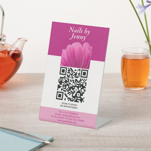 Modern Elegant Roze Wit Bloemen Nagelsalon Reclamebord Met Voetstuk (Insitu)