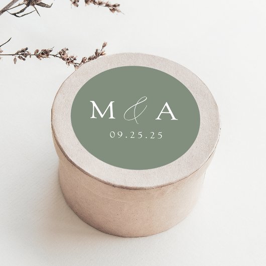 Modern Elegant Sage Green Monogram Weddenschap Ronde Sticker