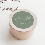 Modern Elegant Sage Green Wedding Bedankt Ronde Sticker<br><div class="desc">Elegant bruiloft stickers die "Dank u"in een prachtig wit kalligrafiekmanuscript met een sage groene achtergrond of een kleur van uw keus tonen. Pas de moderne dankjewel aan stickers aan met je namen en trouwdatum. De groene bruiloft bedankt dat je stickers perfect kunnen gebruiken voor de afdichting, dank je kaartenveloppen, trouwbonnen,...</div>
