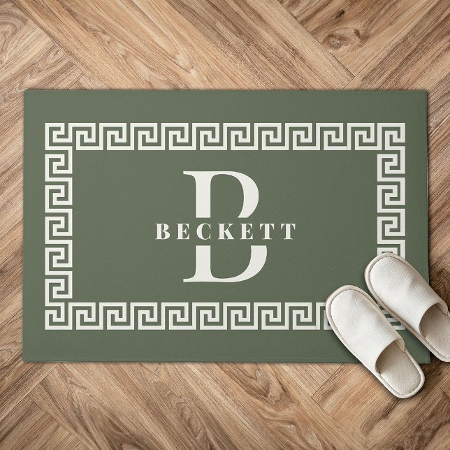 Modern Elegant Sage Grieks Key Lijst Monogram Deurmat (Green doormat with Greek key border design, featuring a large letter "B" over the name "Beckett." )