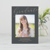 Modern Elegant Script 2025 Foto Graduation Party Kaart (Staand voorkant)