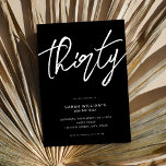 Modern Elegant Script Black 30th Birthday Kaart<br><div class="desc">Moderne minimalistische uitnodiging van de 30e verjaardagspartij met eenvoudig ontwerp met elegante handgeschreven scripttypografie.</div>