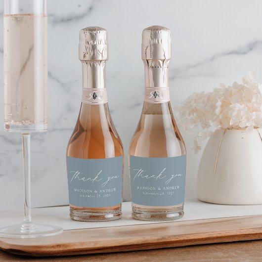 Modern Elegant Script Dusty Blue Hartelijk dank Sparkling Wijnetiket